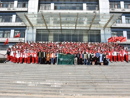 在同学心中埋下一颗“金种子”——记初二年级学农活动